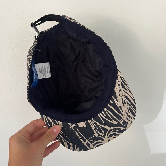 Adidas Originals Blue and White Cap in leaf pattern flat brim - Picture 4 of 5